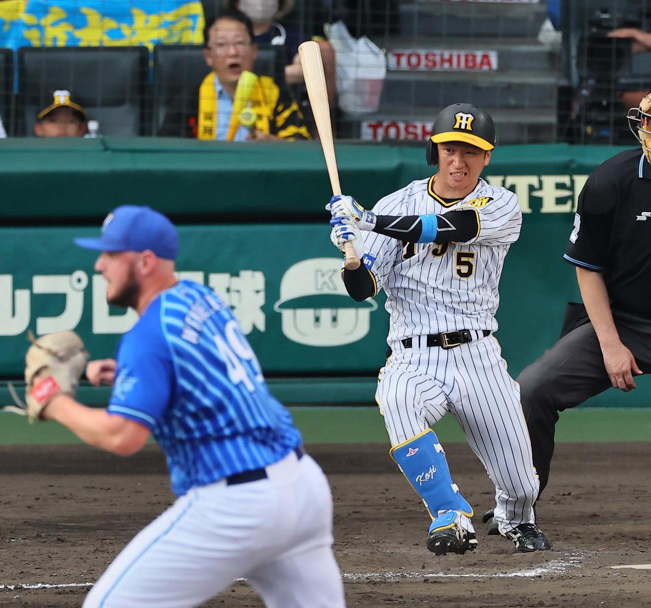 阪神対DeNA 8回裏阪神1死一、二塁、代打近本は二ゴロ併殺に倒れる（撮影・上田博志）