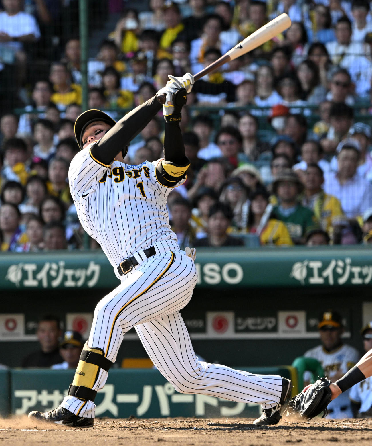 阪神対DeNA 3回裏阪神無死一、二塁、森下は空振り三振に倒れる（撮影・前岡正明）
