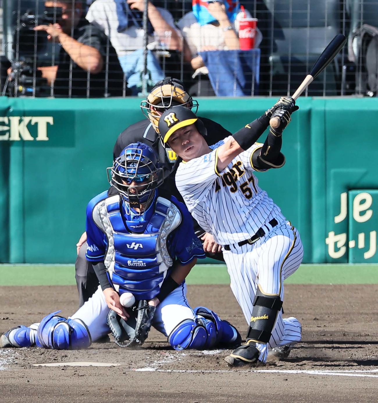 阪神対DeNA 2回裏阪神1死二、三塁、長坂は三振に倒れる（撮影・上田博志）