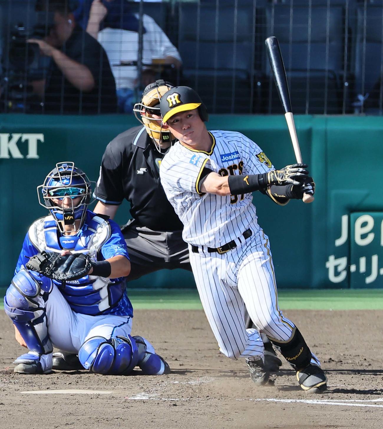 阪神対DeNA 4回裏阪神1死、遊撃内野安打を放つ長坂（撮影・上田博志）
