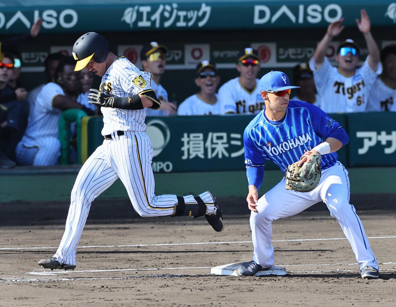 阪神対DeNA 4回裏阪神1死、遊撃内野安打を放つ長坂（撮影・上田博志）