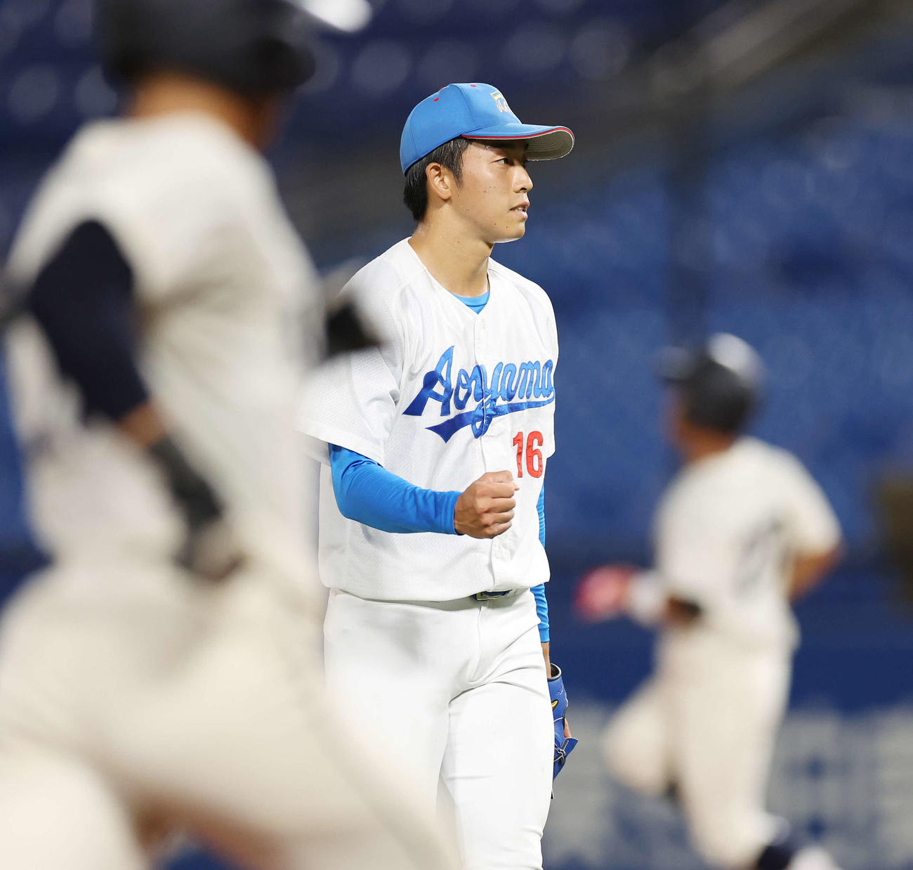 青学大対国学院大　10回裏国学院大2死一、二塁、立花を右飛に抑え、ガッツポーズする常広（撮影・宮地輝）