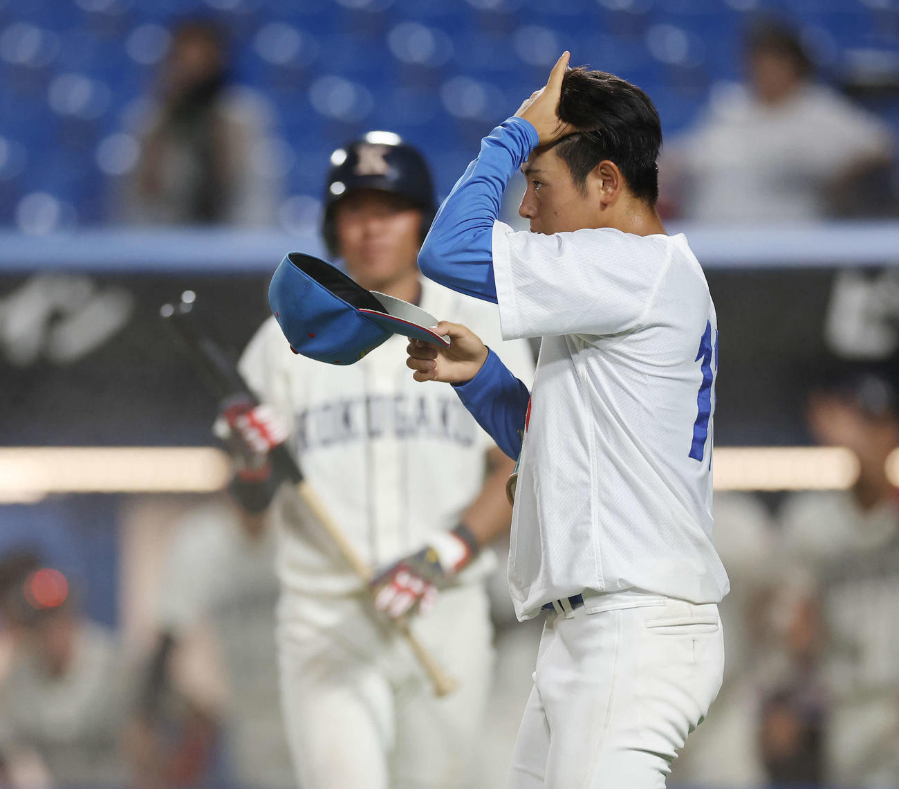 青学大対国学院大　8回裏国学院大無死一、二塁、柳舘に右前適時打を許し、悔しい表情の下村（撮影・宮地輝）