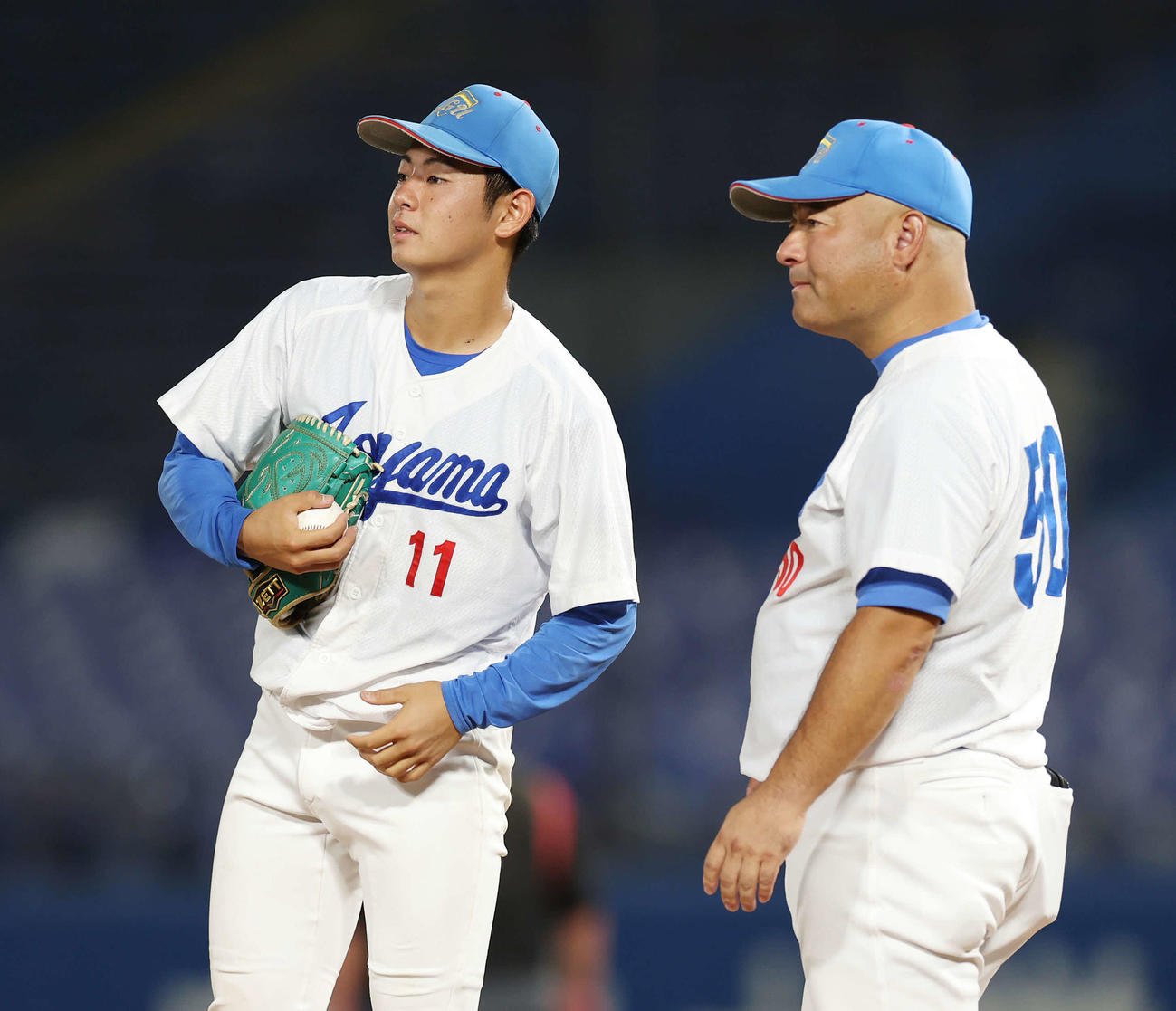 青学大対国学院大　8回裏途中、青学大・安藤監督（右）に降板を告げられる下村（撮影・宮地輝）