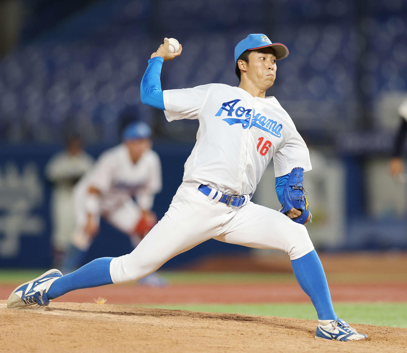 青学大対国学院大　青学大3番手で登板する常広（撮影・宮地輝）