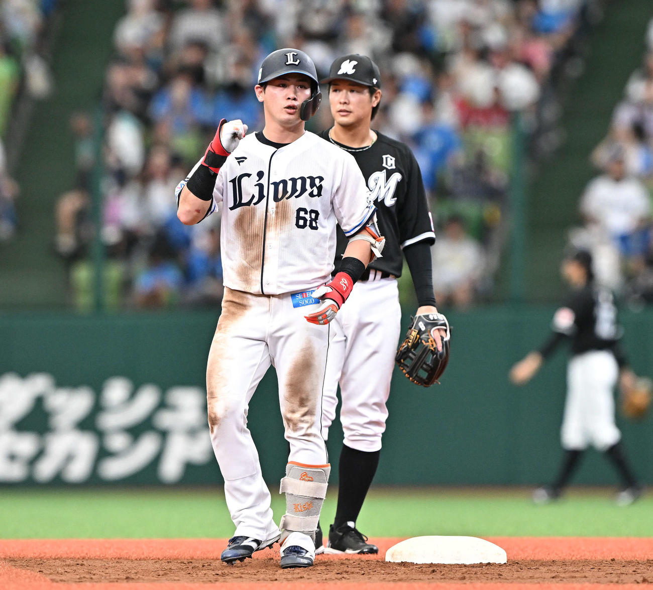 西武対ロッテ　3回裏西武1死、岸（左）は左翼に二塁打を放つ。二塁手中村奨（撮影・滝沢徹郎）