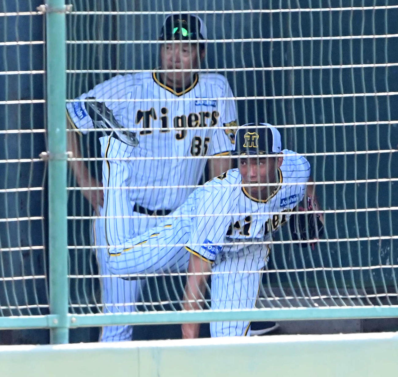 阪神対オリックス　福原投手コーチ（左）が見守る中、ブルペンで投球練習を行う湯浅（撮影・前岡正明）
