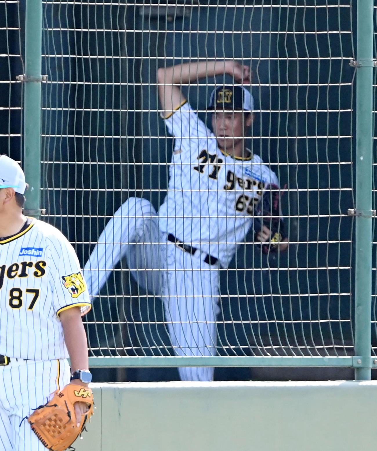 阪神対オリックス　ブルペンで投球練習を行う湯浅（撮影・前岡正明）
