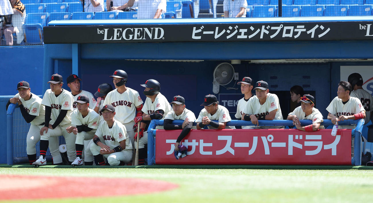 東洋大対日大　9回裏、戦況を見守る日大の選手たち（撮影・河田真司）