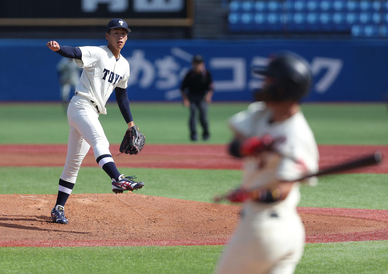 東洋大対日大　先発登板する東洋大・岩崎（撮影・河田真司）