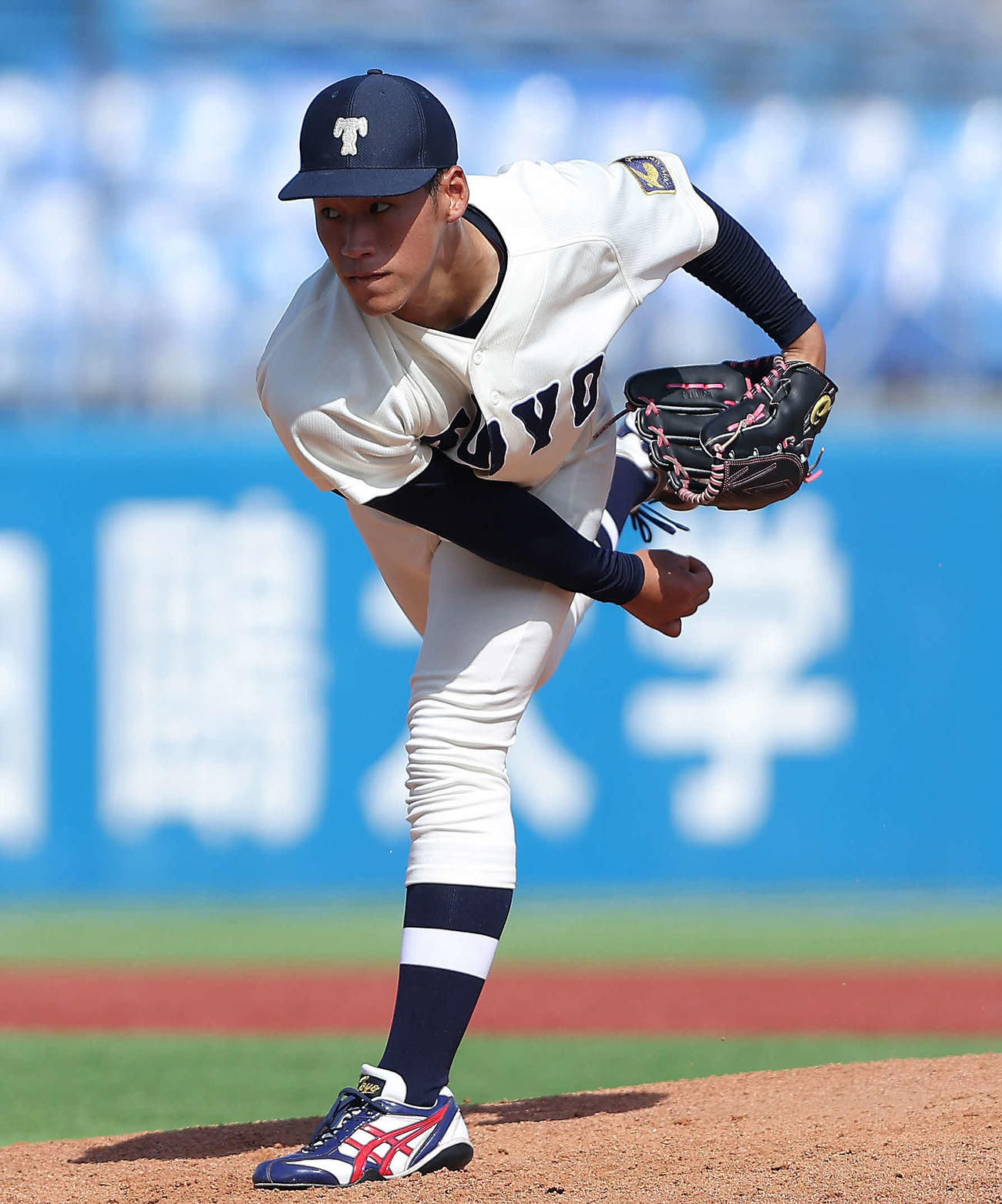 東洋大対日大　2回裏、力投する東洋大・岩崎（撮影・河田真司）