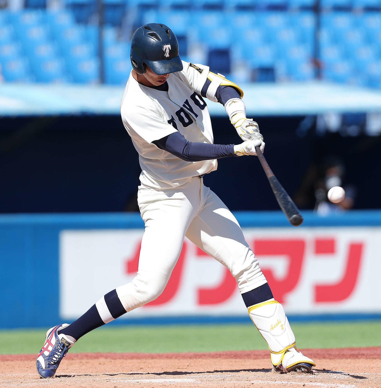 東洋大対日大　4回表東洋大1死、左前打を放つ花田（撮影・河田真司）
