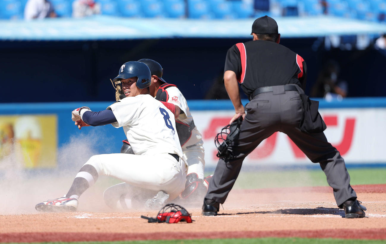 東洋大対日大　4回表東洋大1死一、二塁、水谷の右前適時打で生還する花田（撮影・河田真司）