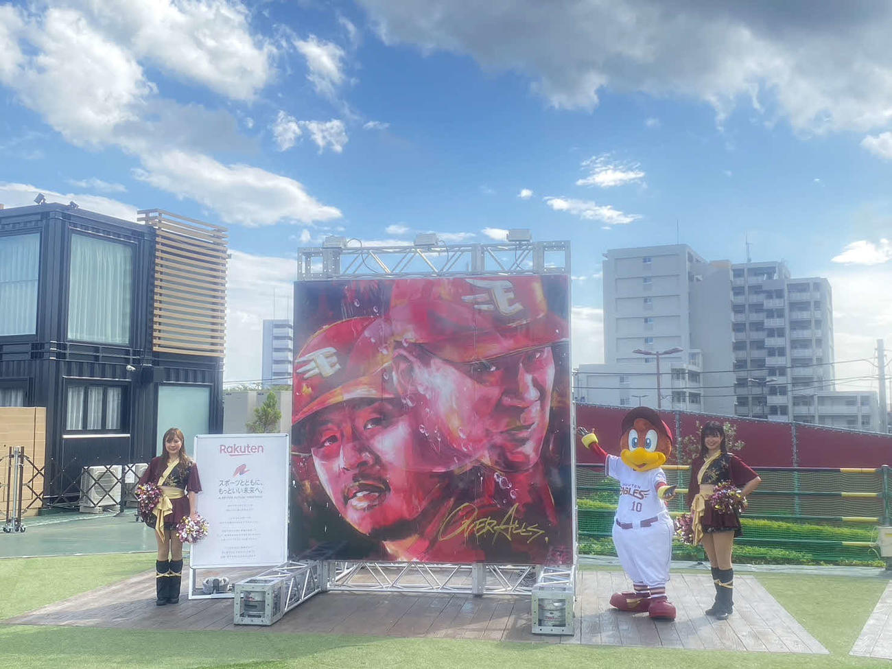楽天モバイルパーク内の「スマイルグリコパーク」で展示される田中将と浅村のアート作品