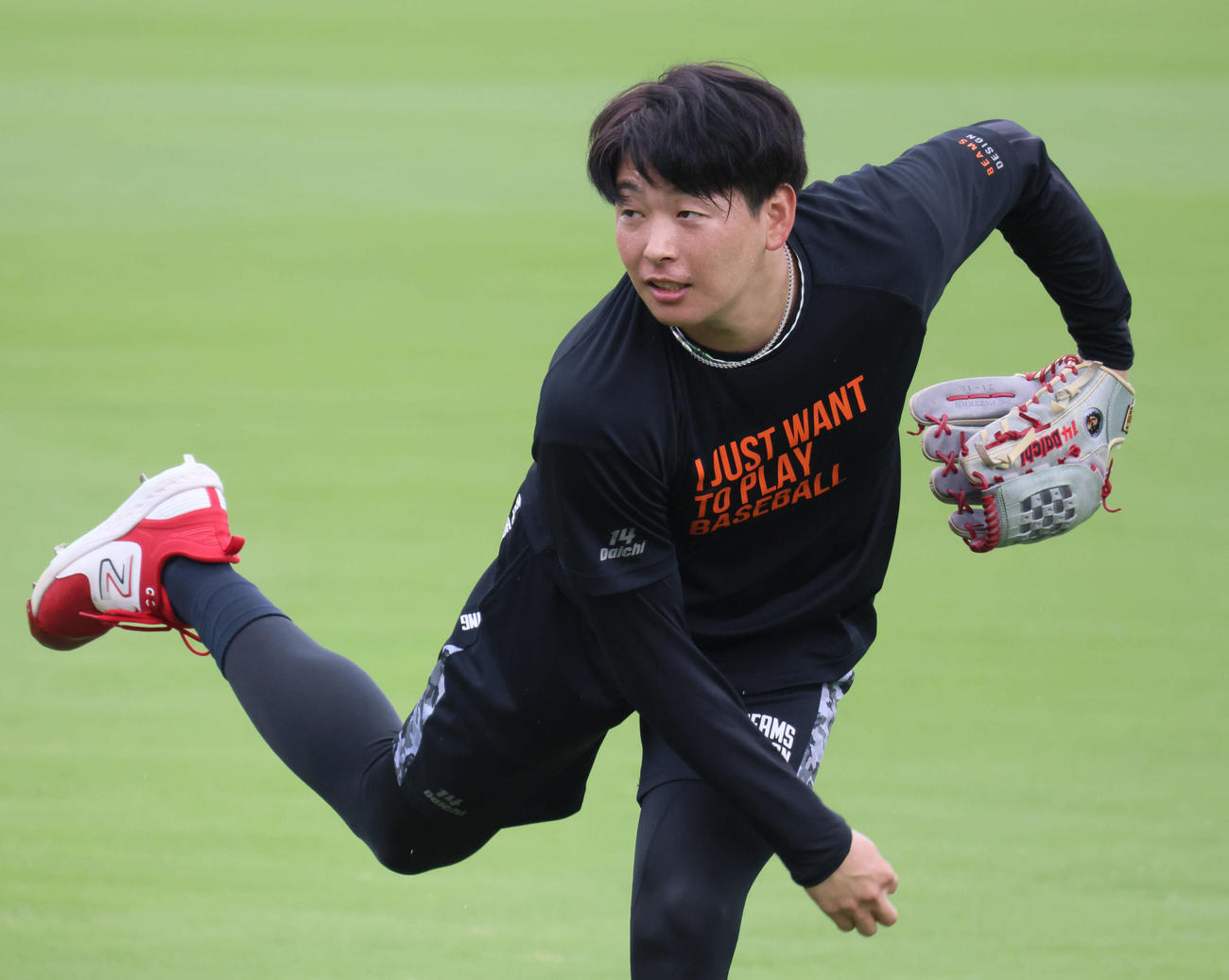 投手指名練習でキャッチボールをする広島大瀬良（撮影・加藤孝規）