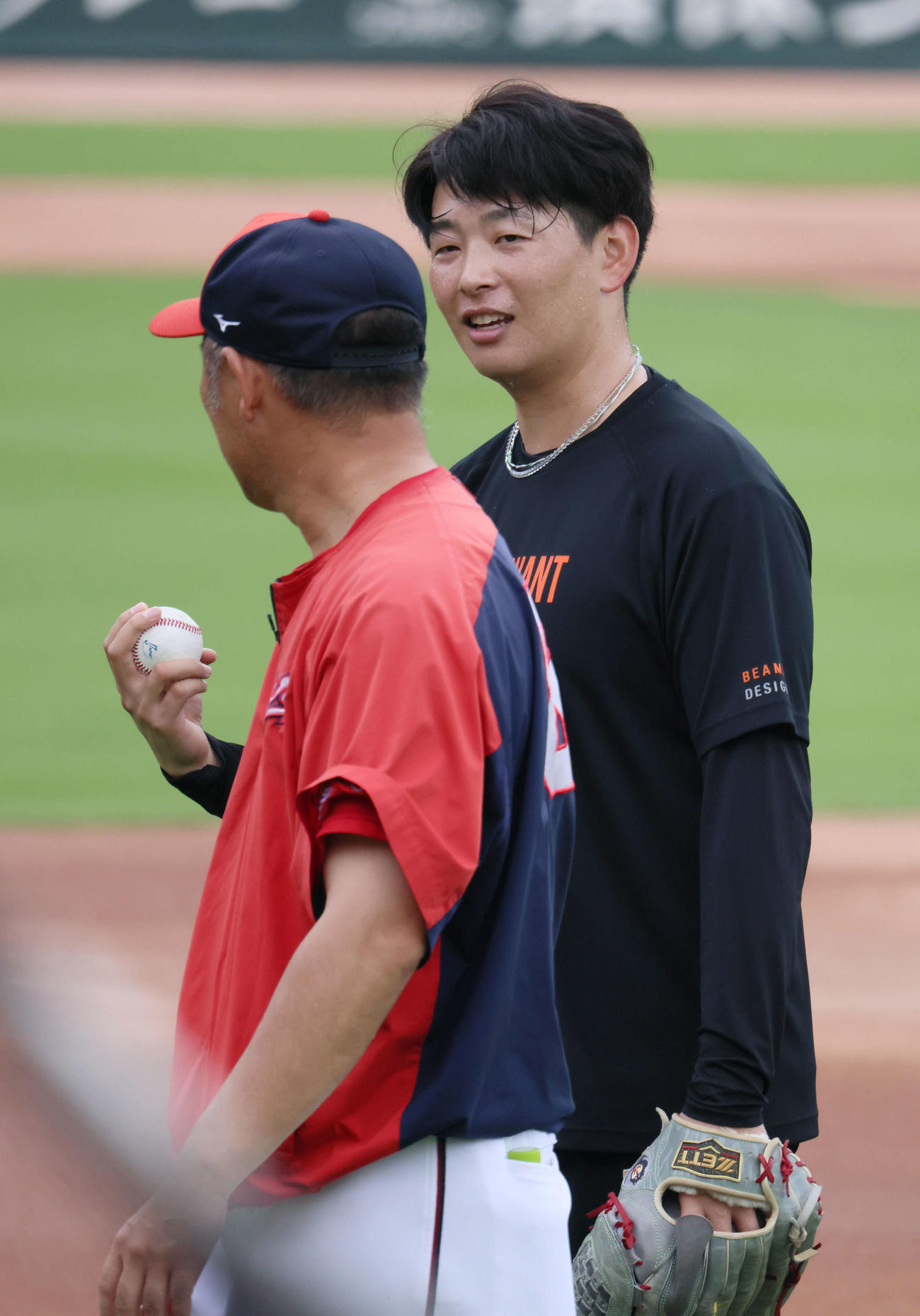 投手指名練習でボールの握りなどについて菊地原投手コーチと話し合う広島大瀬良（右）（撮影・加藤孝規）