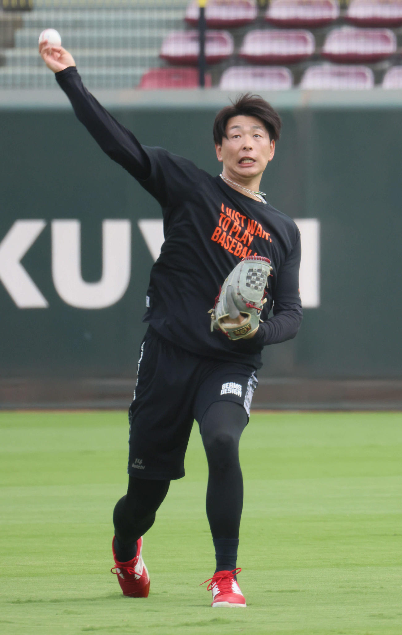 投手指名練習でキャッチボールをする広島大瀬良（撮影・加藤孝規）