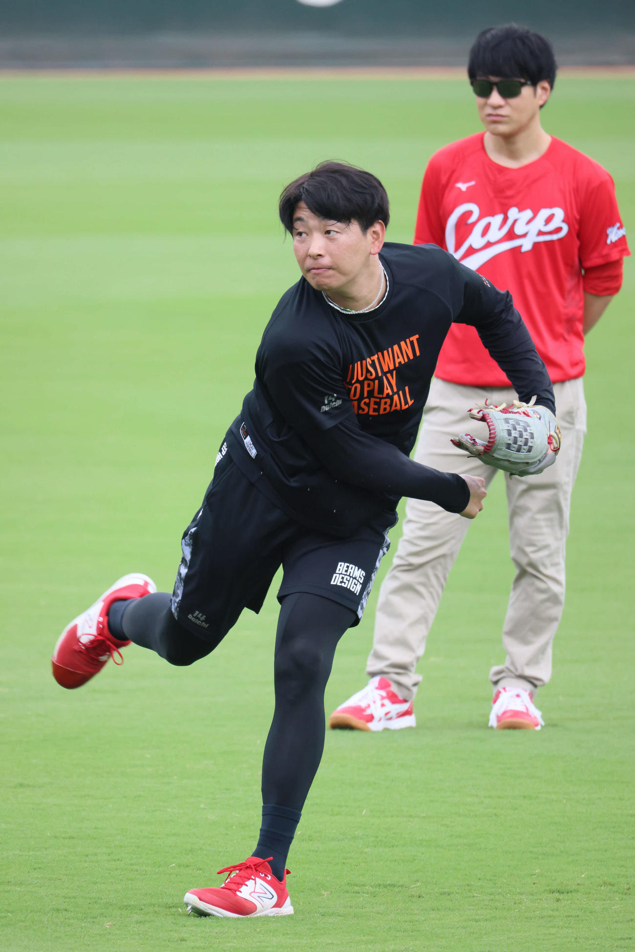 投手指名練習でキャッチボールをする広島大瀬良（撮影・加藤孝規）