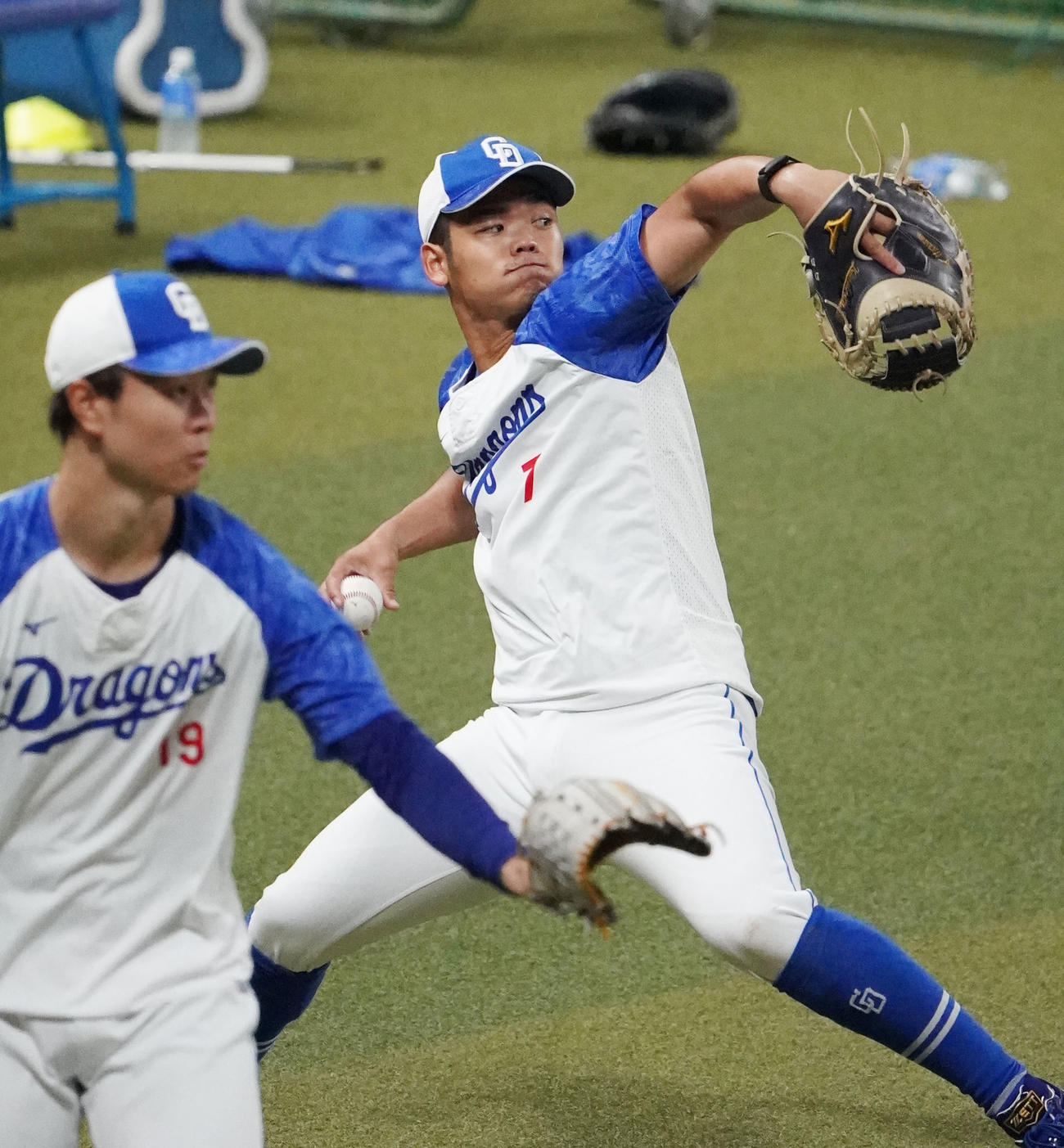 キャッチボールをする根尾（右）（撮影・森本幸一）
