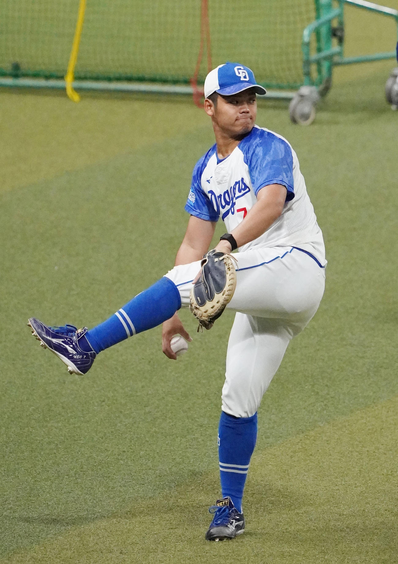 キャッチボールをする根尾（撮影・森本幸一）