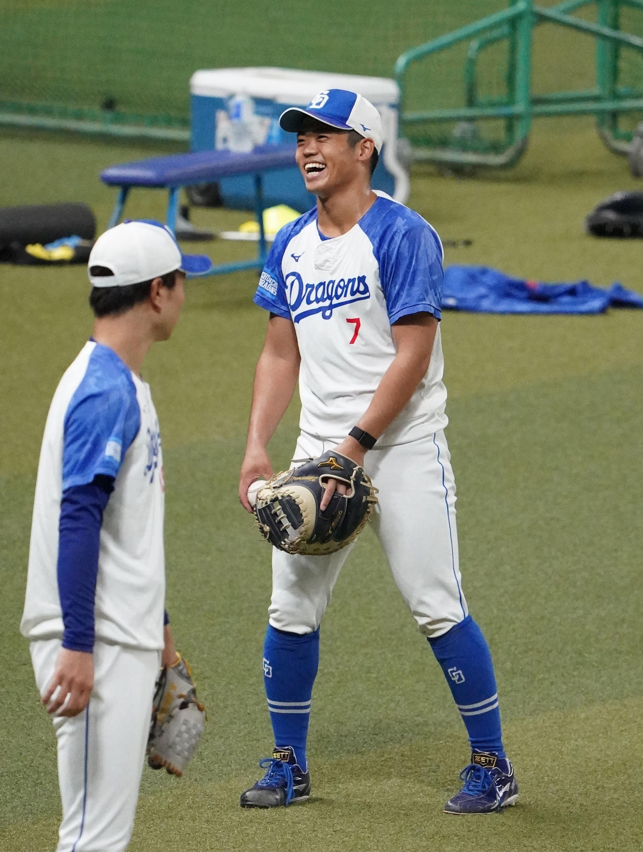 キャッチボールの合間に笑顔を見せる根尾（右）（撮影・森本幸一）