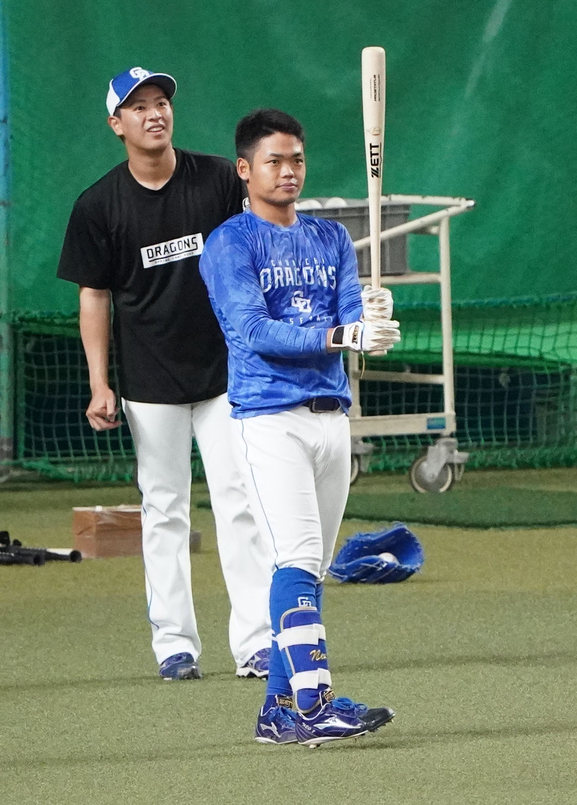 バットを手に打撃練習をする根尾（右）左は仲地（撮影・森本幸一）