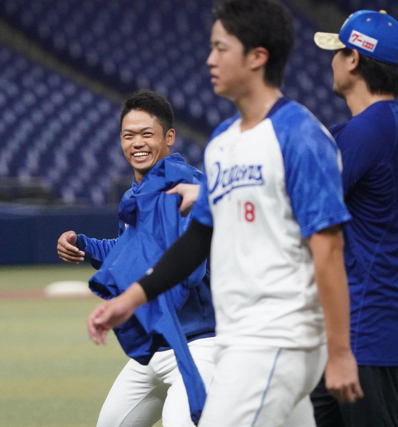 梅津、涌井らと言葉を交わす根尾（左）（撮影・森本幸一）