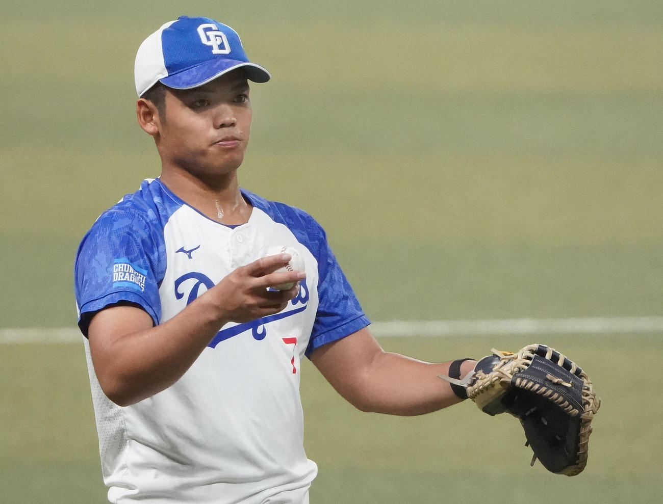 キャッチボールをする根尾（撮影・森本幸一）