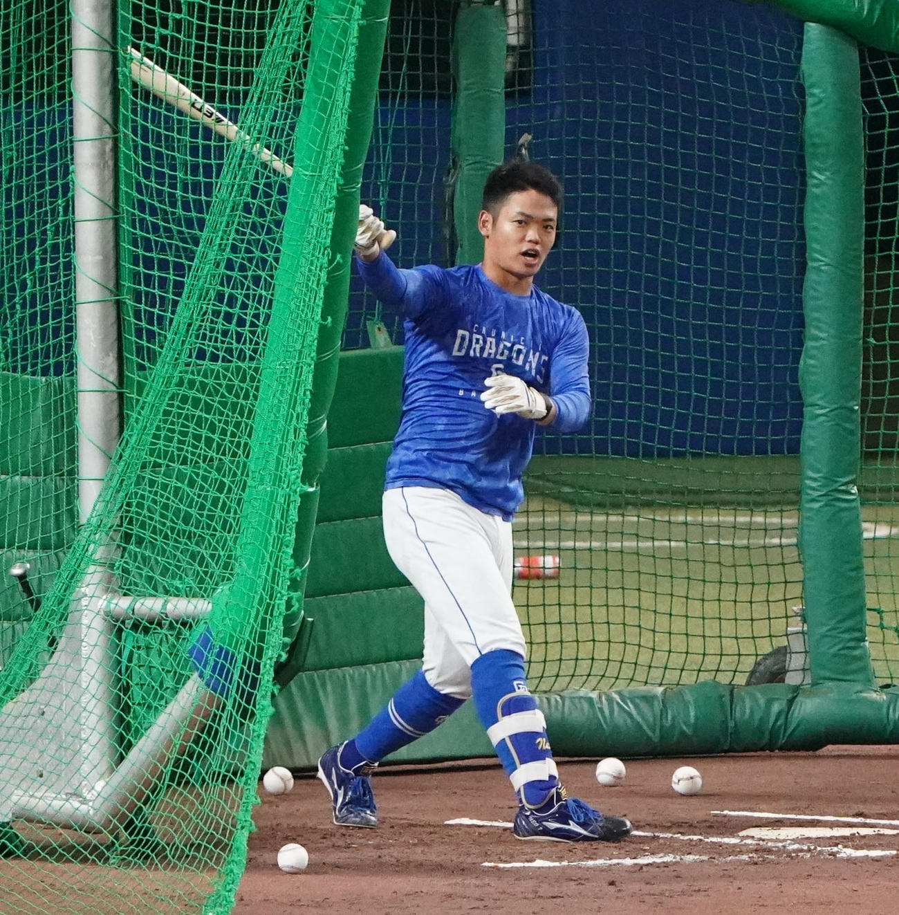 打撃練習をする根尾（撮影・森本幸一）