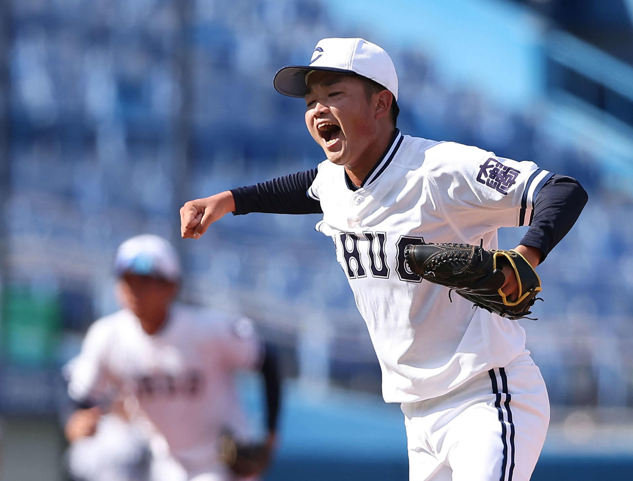 中大対亜大　7回裏亜大2死二塁、天井を三振に仕留め雄たけびを上げる中大・石田（撮影・河田真司）