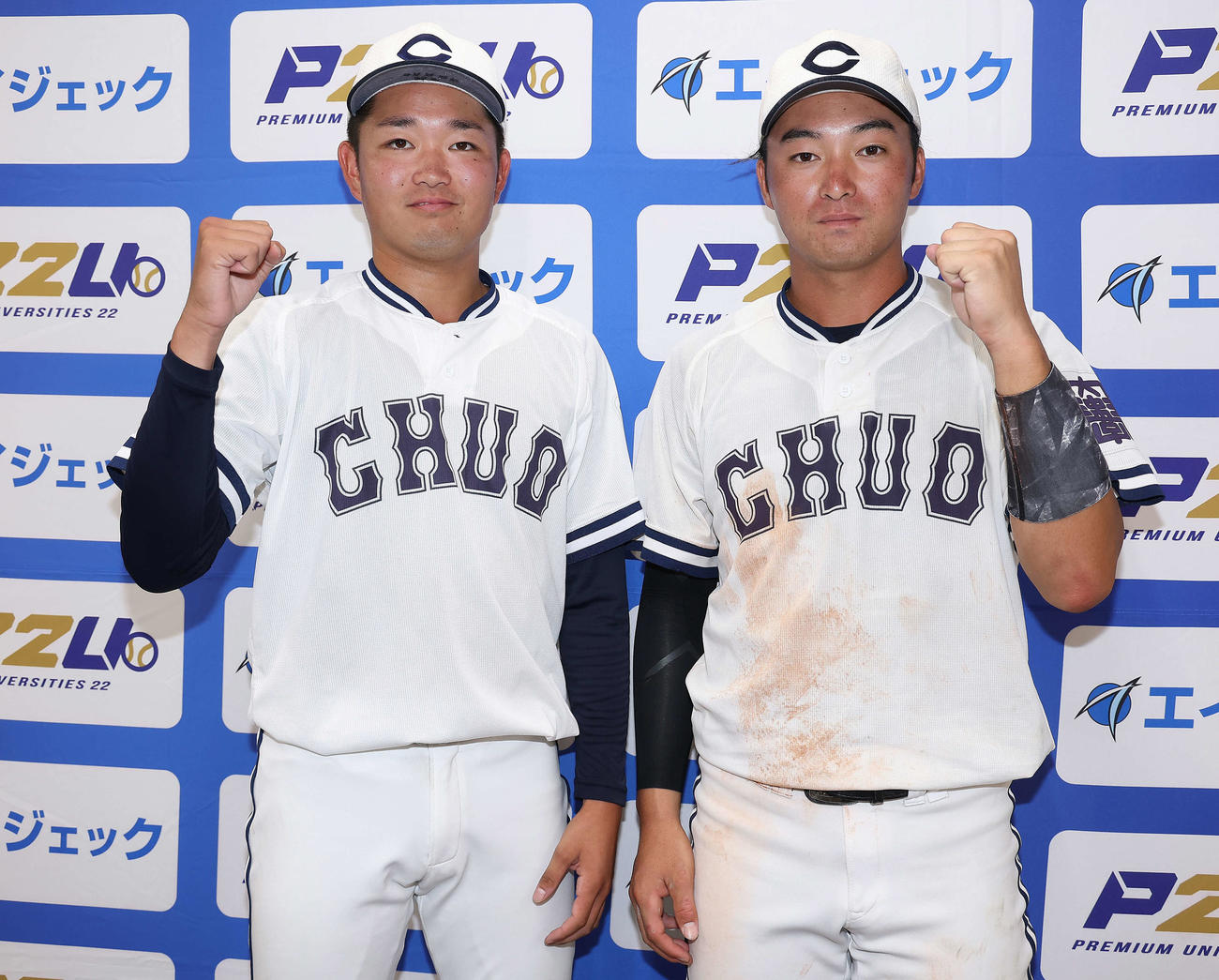 中大対亜大　亜大に勝利し、試合後ガッツポーズで写真に納まる中大・石田（左）と桜井（撮影・河田真司）