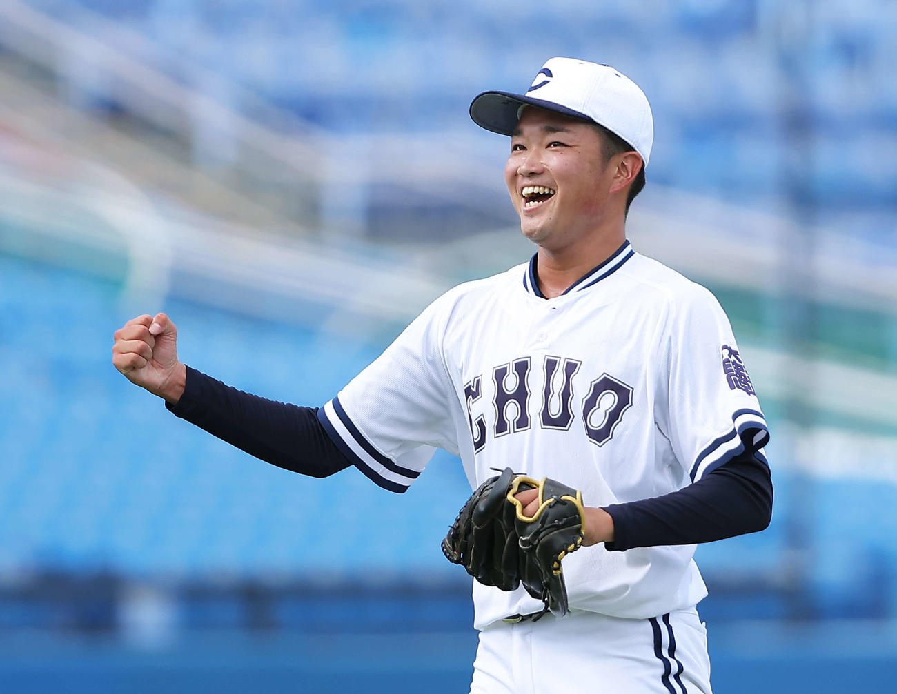 中大対亜大　6回裏を抑え、笑顔でガッツポーズする中大・石田（撮影・河田真司）