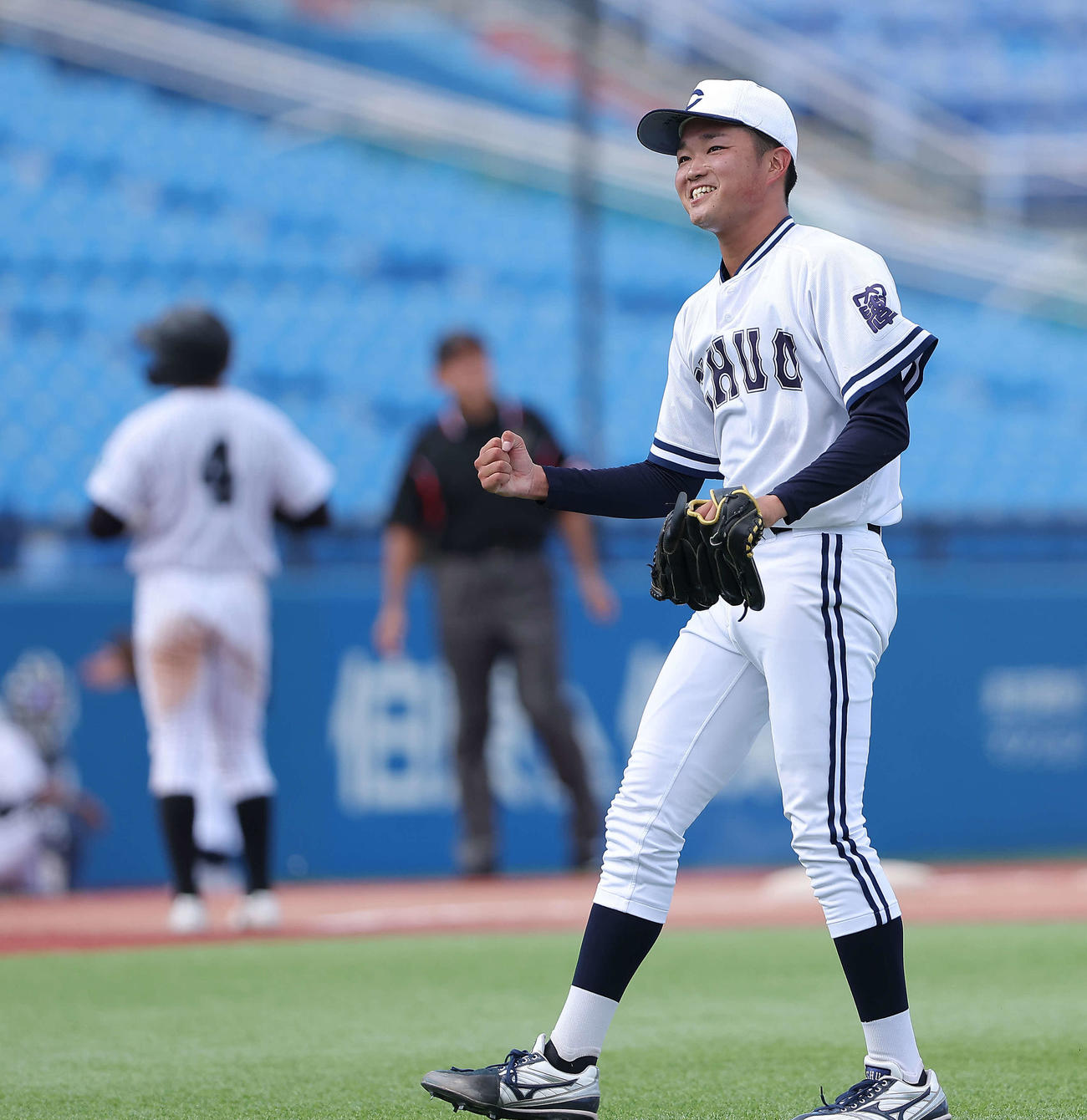 中大対亜大　6回裏を抑え、笑顔でガッツポーズする中大・石田（撮影・河田真司）