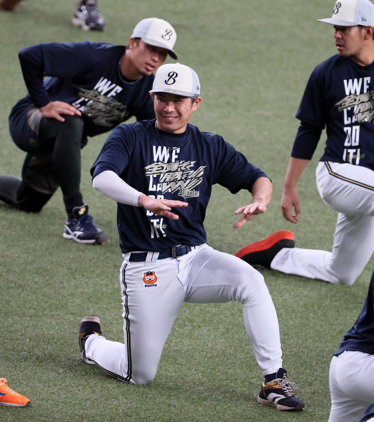 オリックス対ロッテ　1軍に合流しウオーミングアップする若月（撮影・加藤哉）