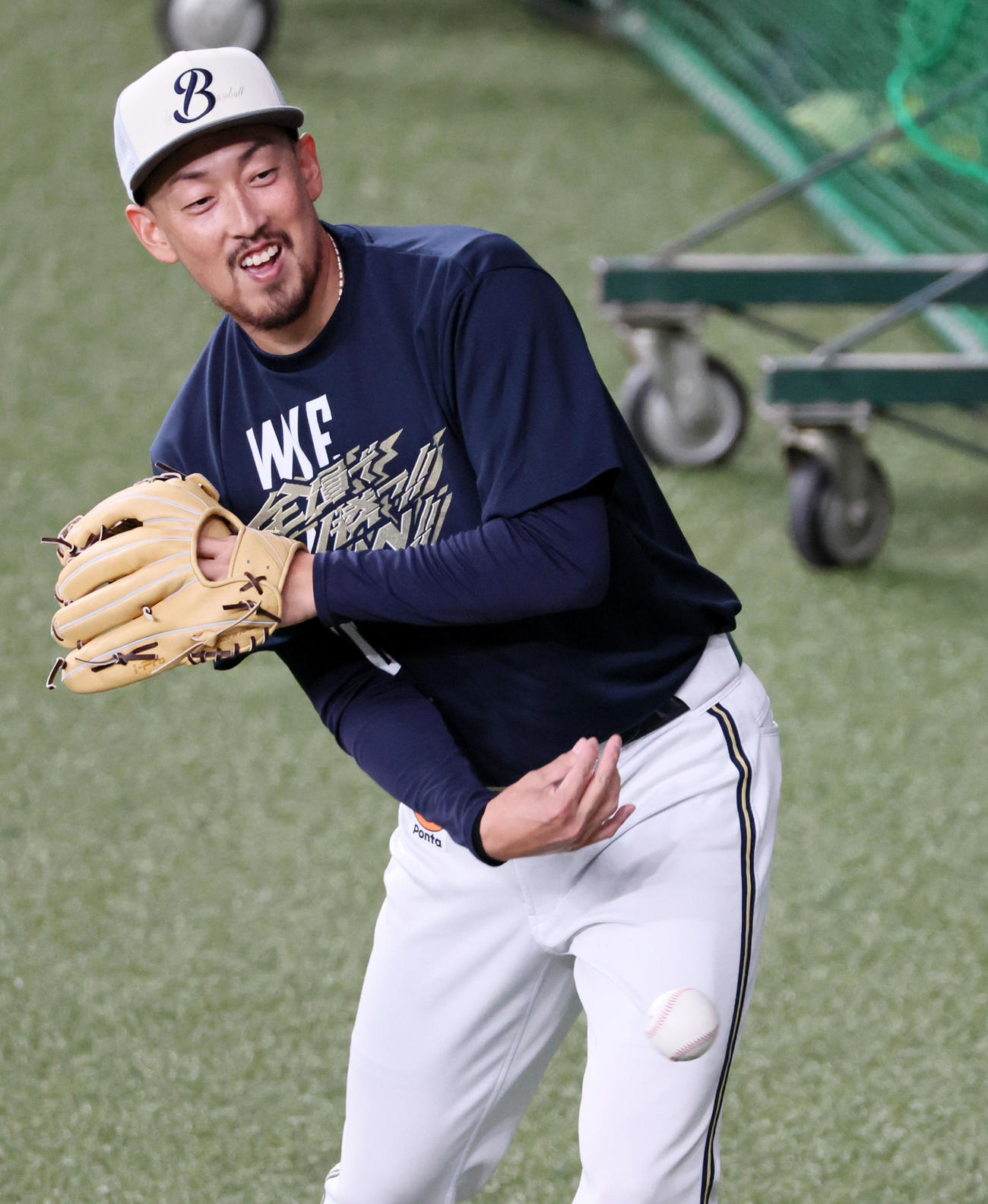 オリックス対ロッテ　練習でキャッチボールする平野佳（撮影・加藤哉）