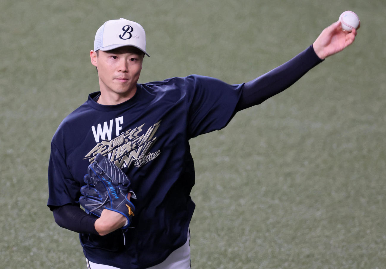 オリックス対ロッテ　キャッチボールする山崎福（撮影・加藤哉）