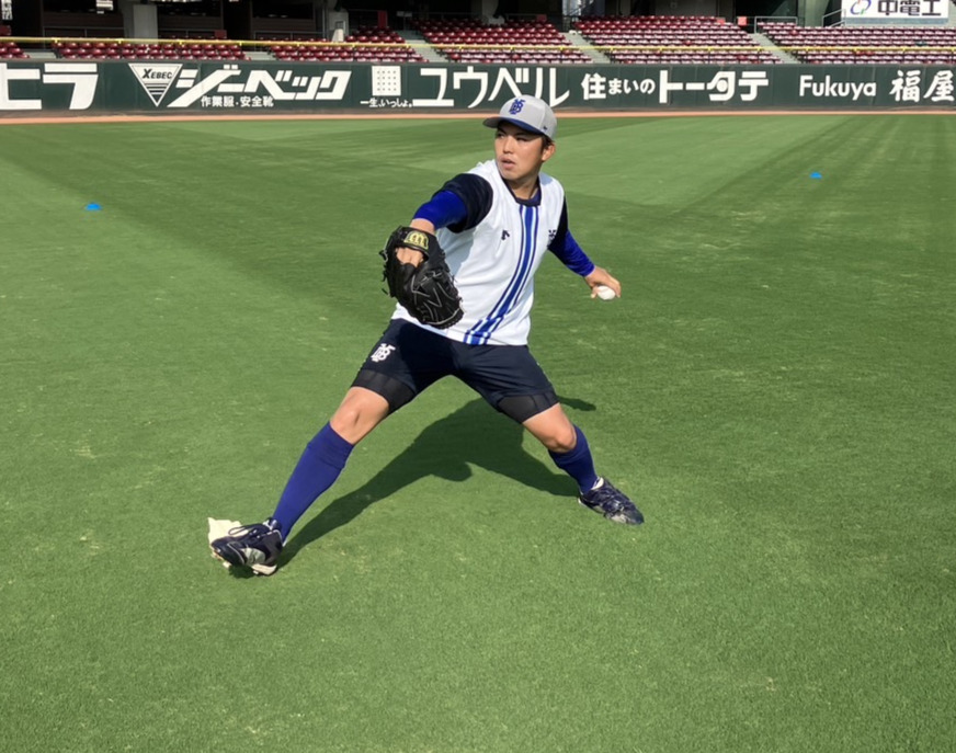 マツダスタジアムでキャッチボールするDeNA東（球団提供）