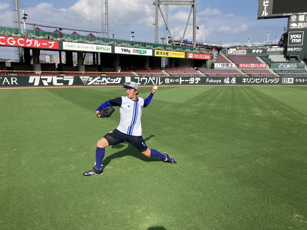 マツダスタジアムでキャッチボールするDeNA東（球団提供）
