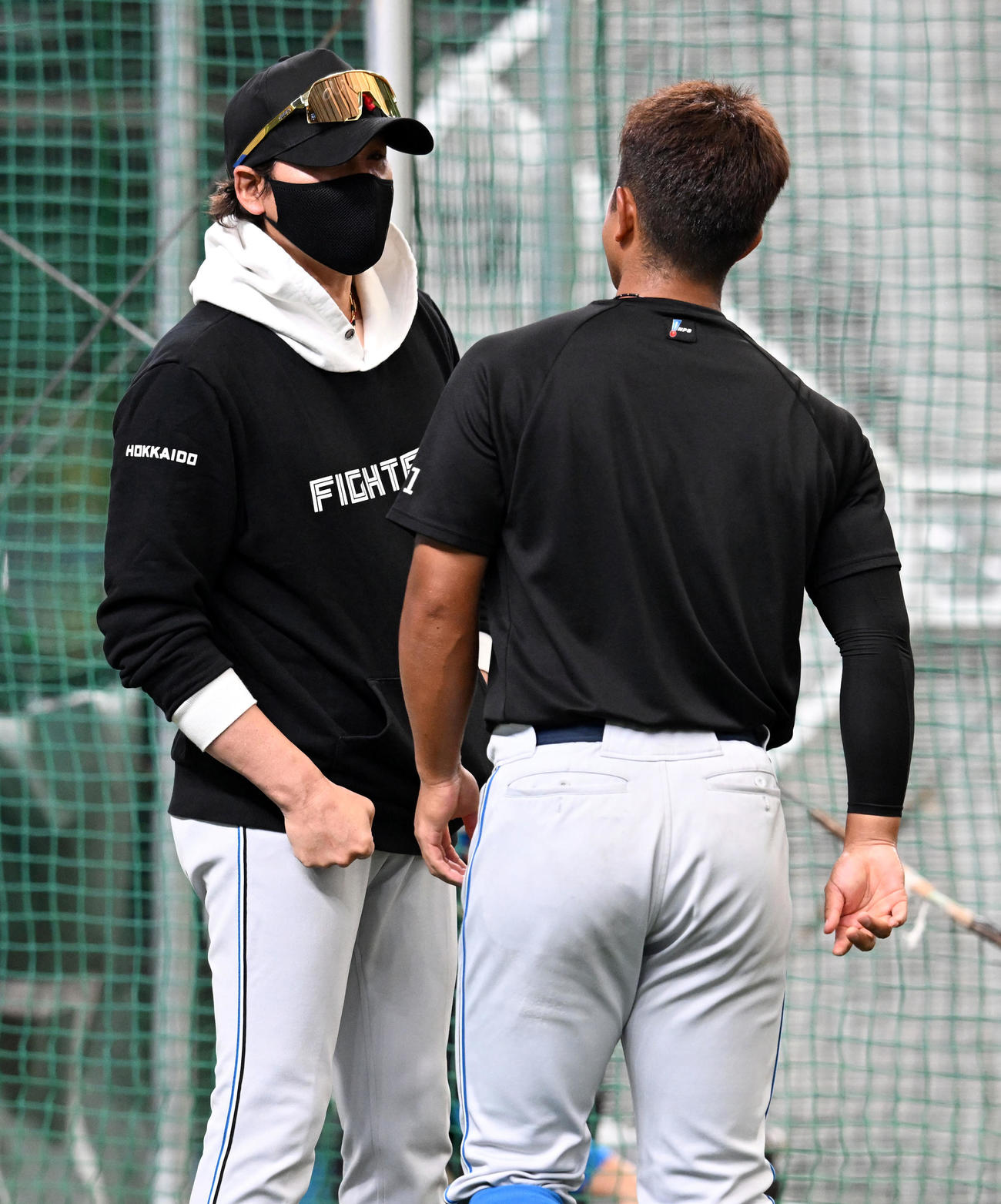 西武対日本ハム　1軍に合流した今川と話をする日本ハム新庄監督（撮影・たえ見朱実）