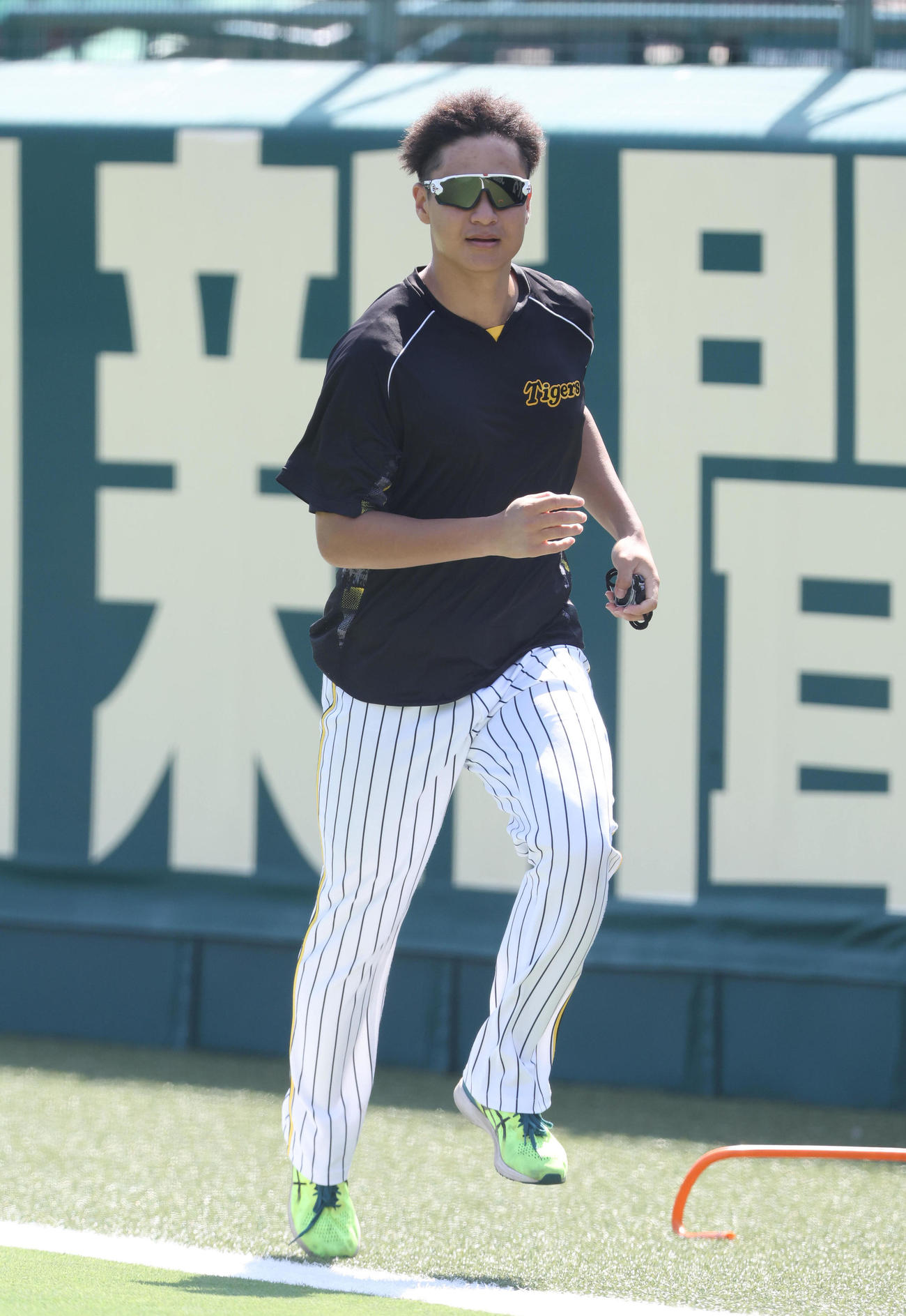 投手指名練習でランニングする阪神大竹（撮影・白石智彦）