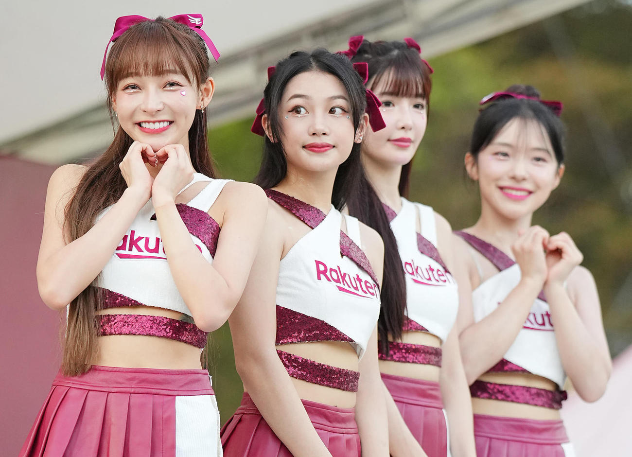 楽天対ソフトバンク　試合前ステージでファンと交流する楽天ガールズのリンシャン（左）ら（撮影・垰建太）