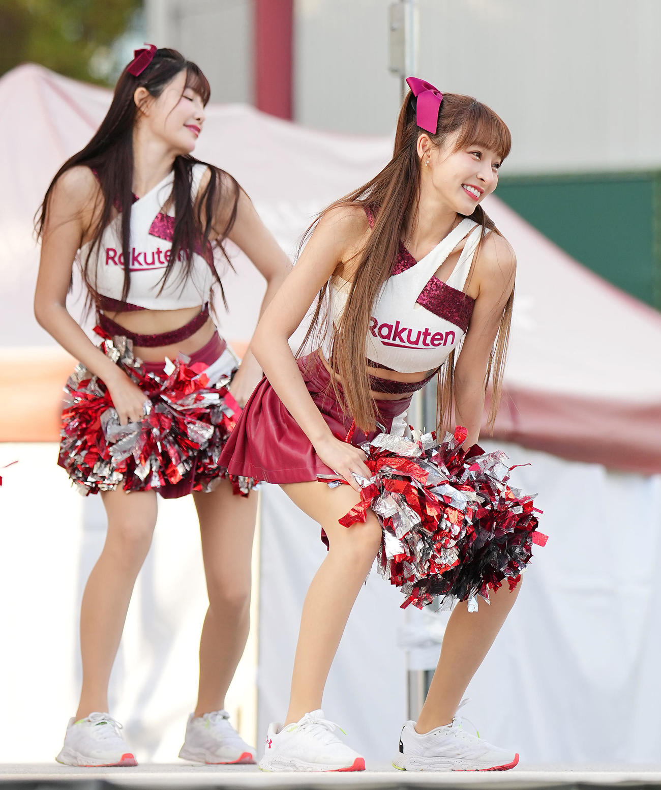 楽天対ソフトバンク　試合前ステージで踊る楽天ガールズのリンシャン（右）ら（撮影・垰建太）