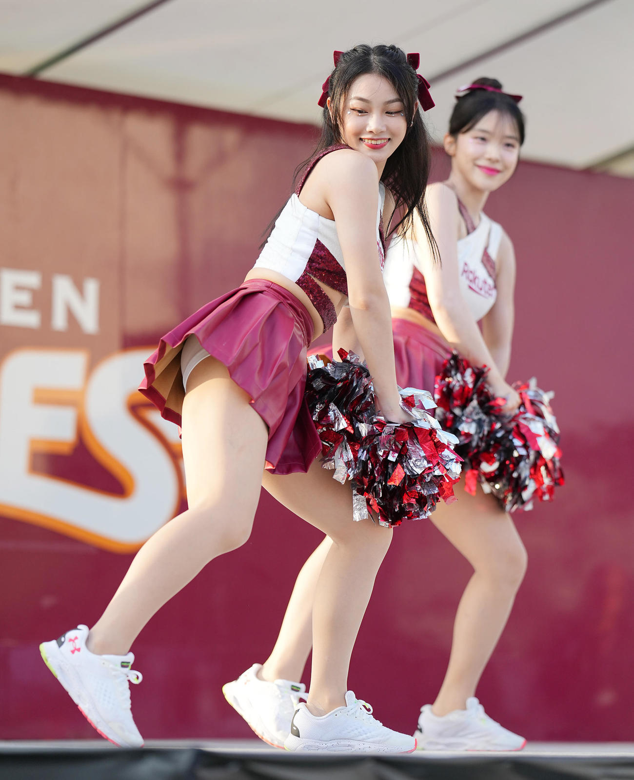 楽天対ソフトバンク　試合前ステージで踊る楽天ガールズのリーユン（左）ら（撮影・垰建太）