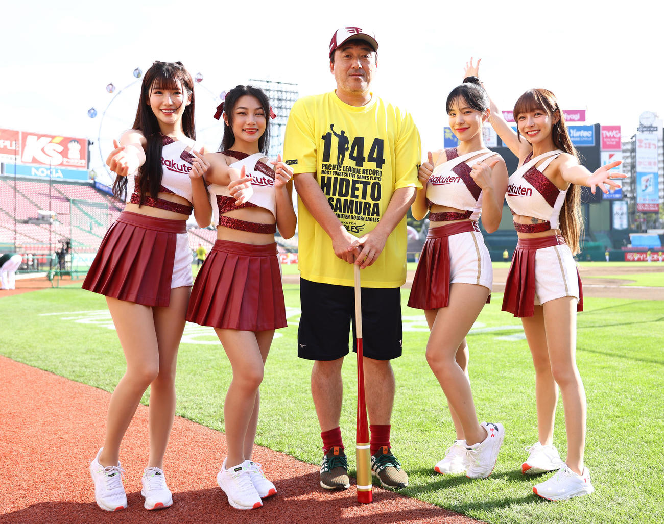 楽天対ソフトバンク　試合前、楽天石井監督（中央）を囲み写真に納まる楽天ガールズ。左からフェイフェイ、リーユン、1人おいてイ・ダヘ、リンシャン（撮影・垰建太）