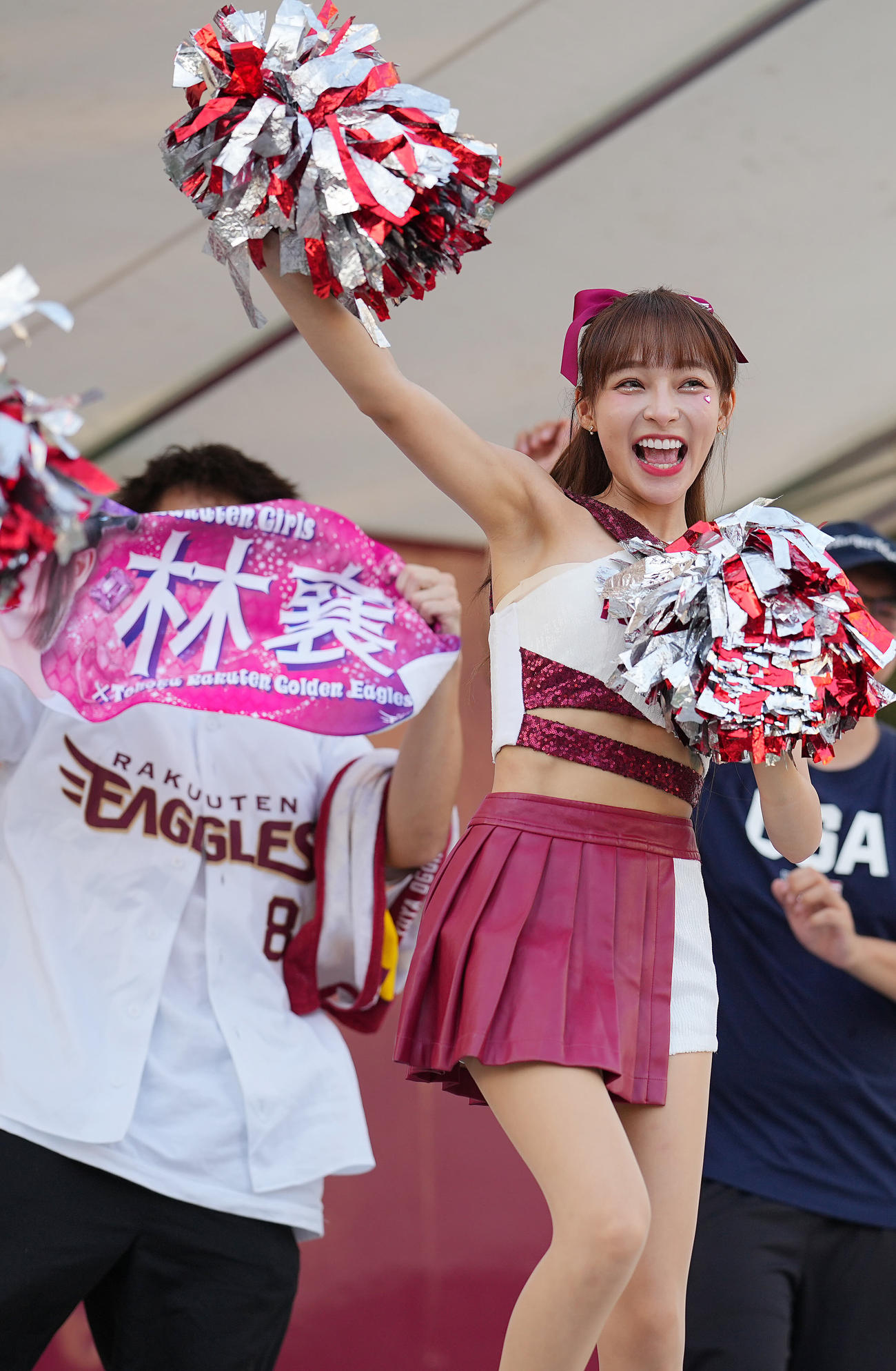 楽天対ソフトバンク　試合前ステージで踊る楽天ガールズのリンシャンら（撮影・垰建太）