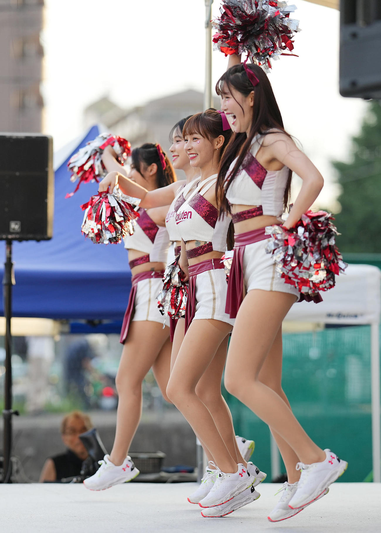 楽天対ソフトバンク　試合前ステージで踊る楽天ガールズのリンシャン（中央）ら（撮影・垰建太）