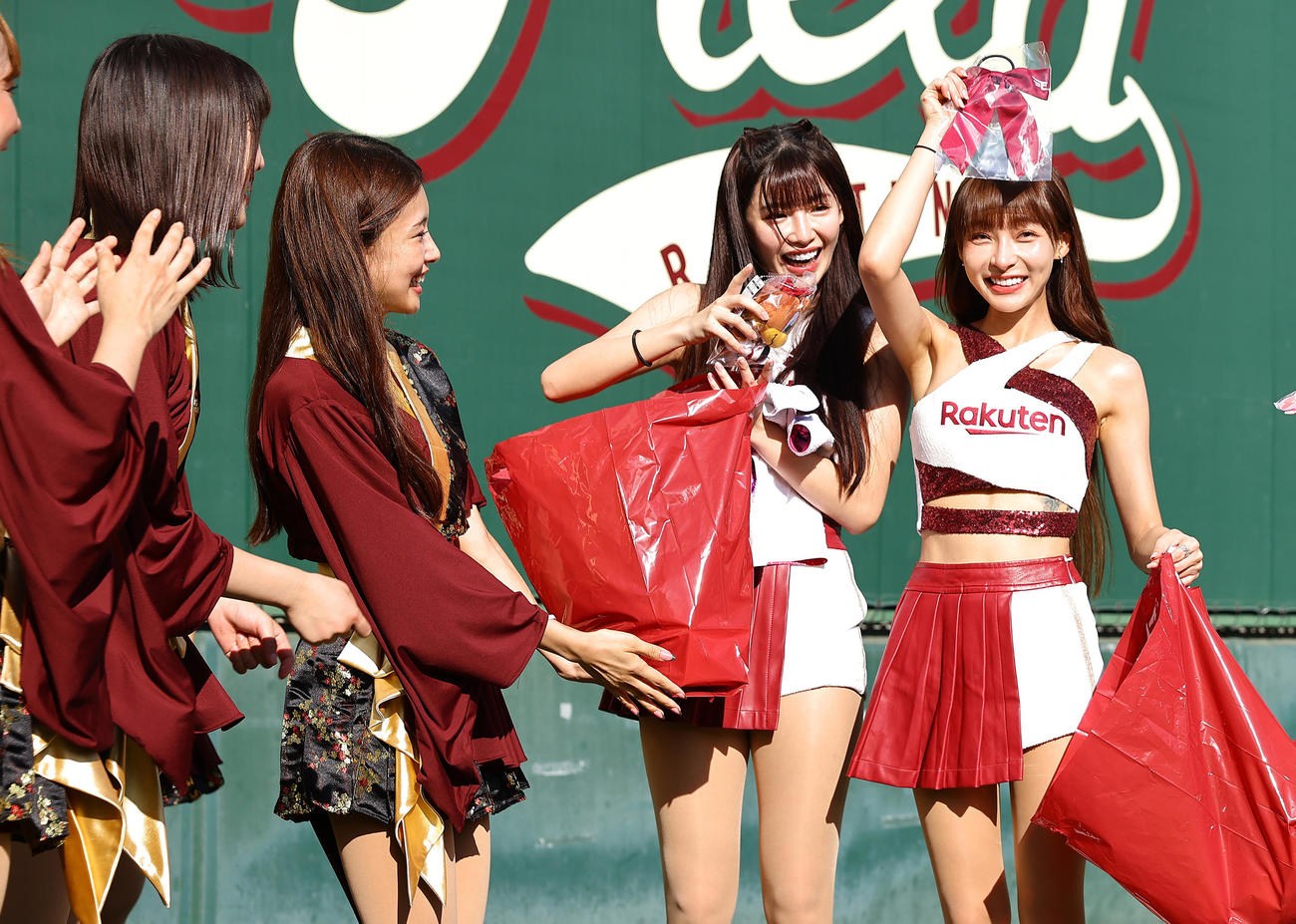 楽天対ソフトバンク　試合前、東北ゴールデンエンジェルスからプレゼントをもらい笑顔を見せる楽天ガールズのフェイフェイ（中央）とリンシャン（右）（撮影・垰建太）