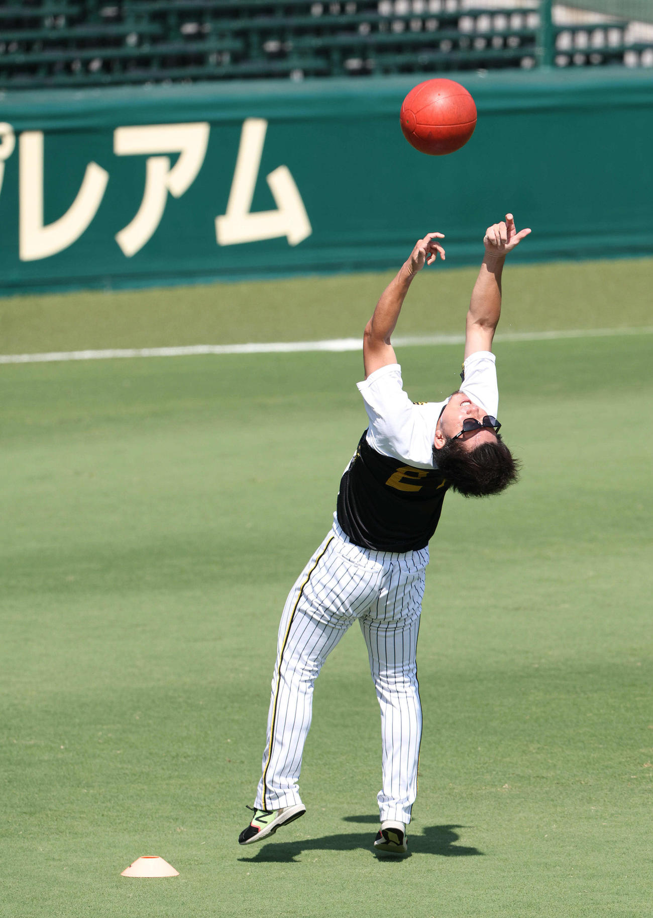 投手指名練習でメディシンボールを投げる阪神伊藤将（撮影・白石智彦）