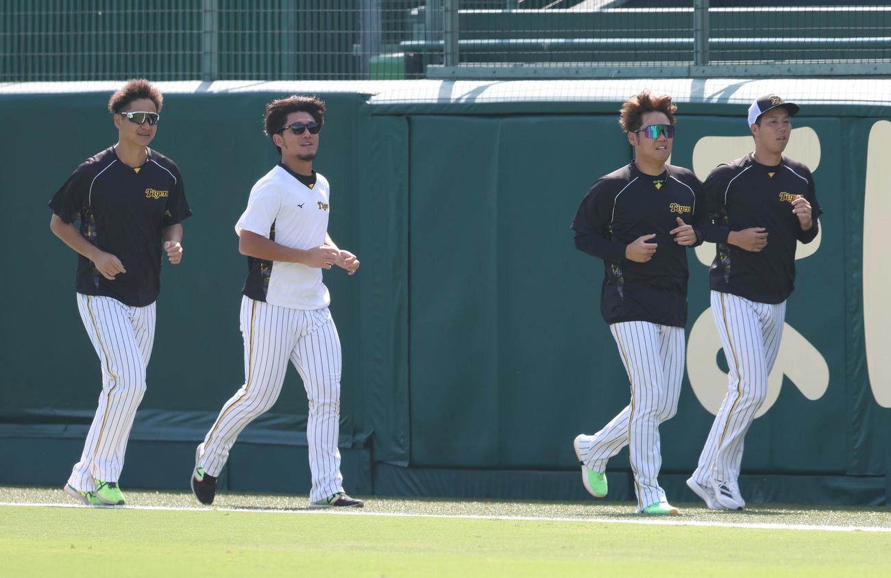 投手指名練習でランニングする左から、大竹、伊藤将、西勇、青柳（撮影・白石智彦）