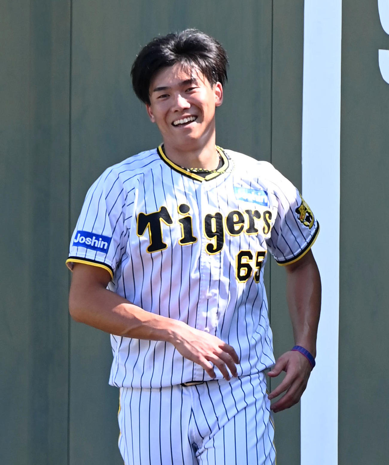 阪神対オリックス　練習で笑顔を見せる湯浅（撮影・前岡正明）